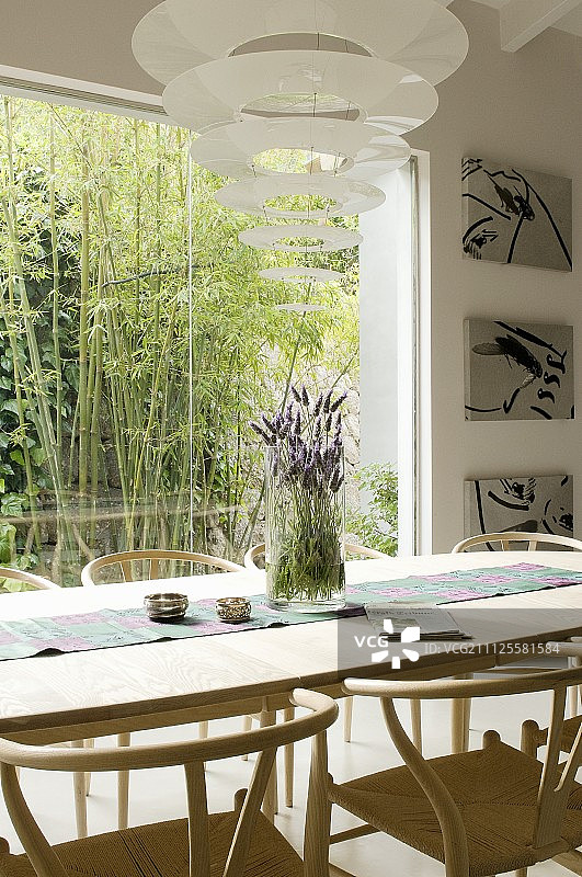 竹林景观：木质餐椅与设计师吊灯的餐厅图片素材