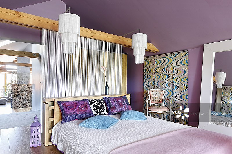 卧室：紫色墙壁、双人床与白色线帘隔断图片素材