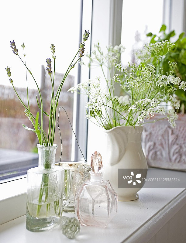 薰衣草与蓍草，复古玻璃瓶与白色瓷罐图片素材