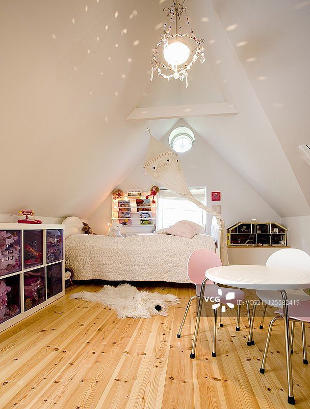 改造阁楼里的托儿所图片素材