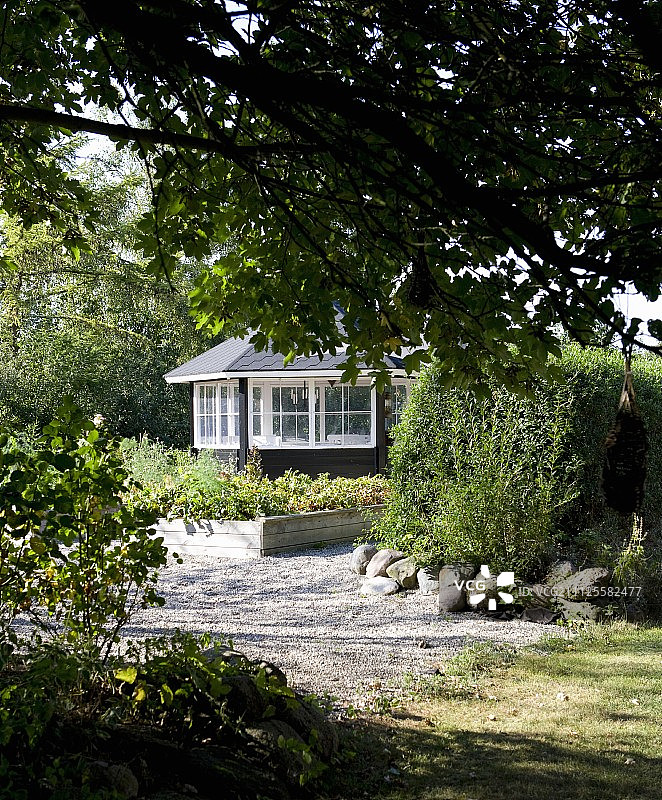 花园砾石地面上的木质花坛图片素材