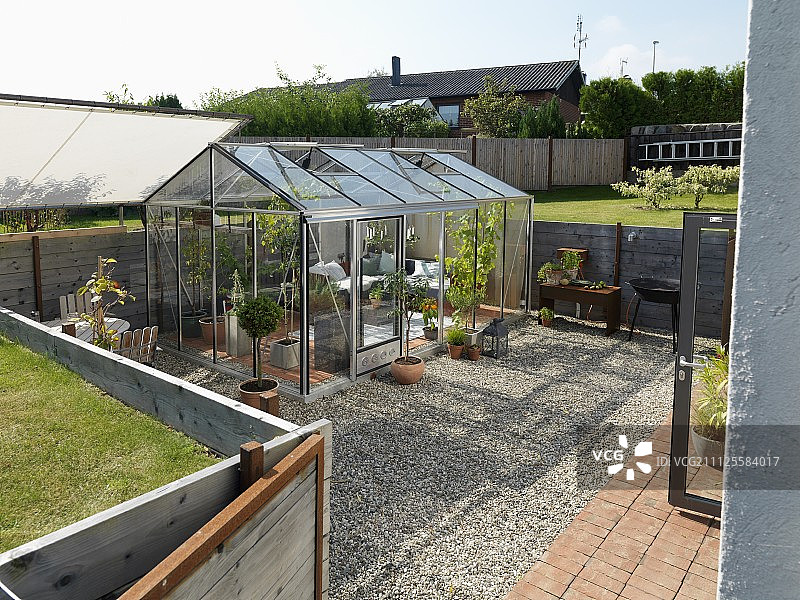 花园砾石露台上温室内的舒适休憩场所图片素材