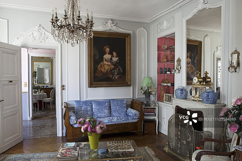 墙面灰泥元素、比德迈沙发和壁炉的典雅内饰图片素材