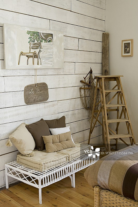 白色柳条长凳，棕色靠垫，复古木梯图片素材