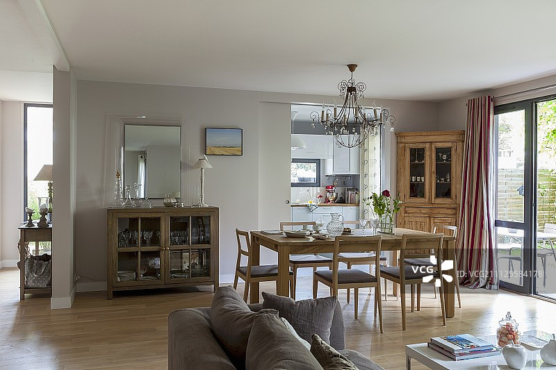 开放式厨房餐厅，带滑动门图片素材