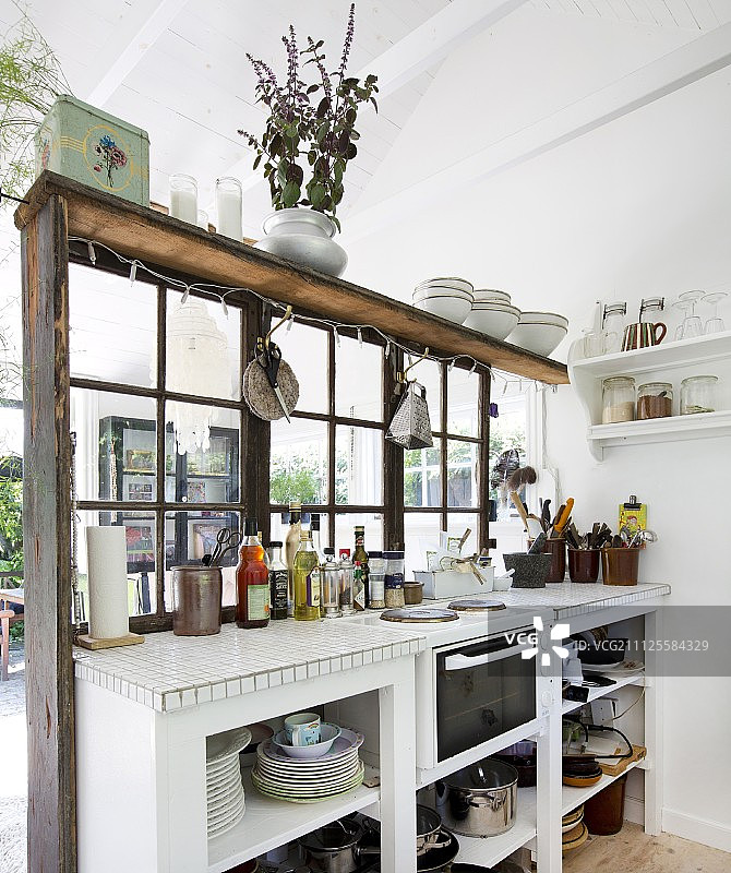 白色厨房台面，带格子窗的木屋隔断图片素材