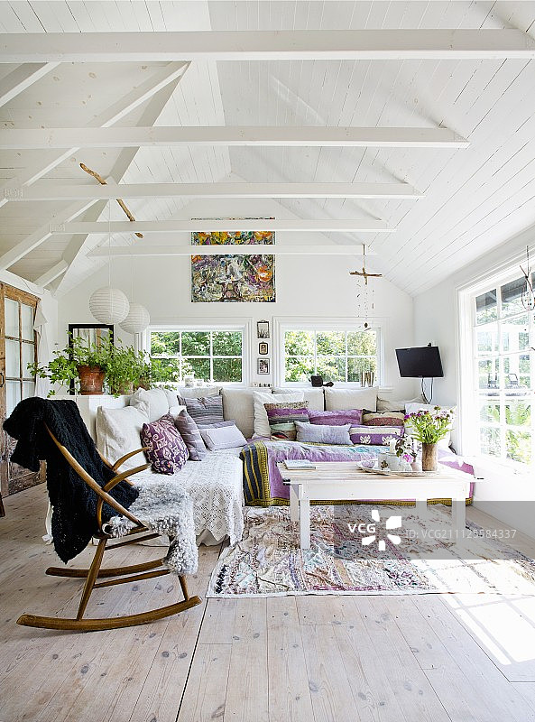 舒适的转角沙发和摇椅图片素材