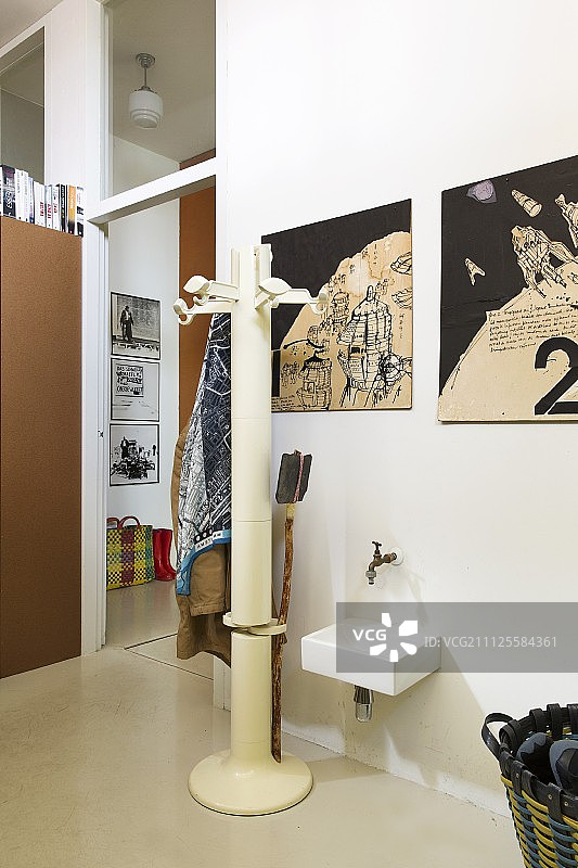 水槽旁的复古衣架和墙上的画作图片素材