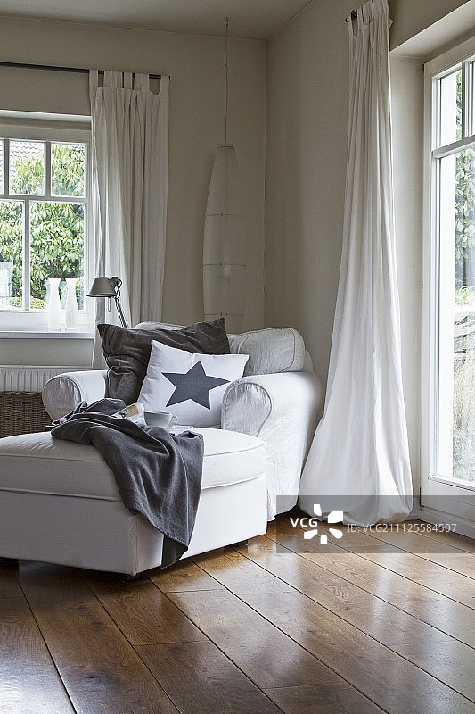 客厅里的舒适扶手椅、靠垫和脚凳图片素材