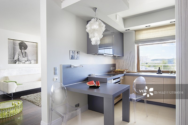 开放式厨房餐桌旁的维多利亚幽灵椅；黑白肖像的起居区图片素材