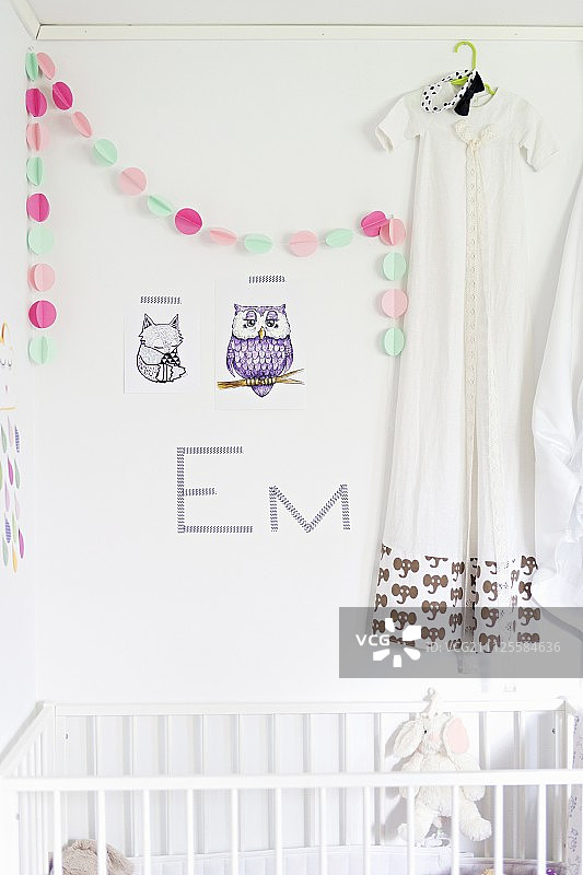 动物墙贴和彩色花环，衣服挂在墙上图片素材