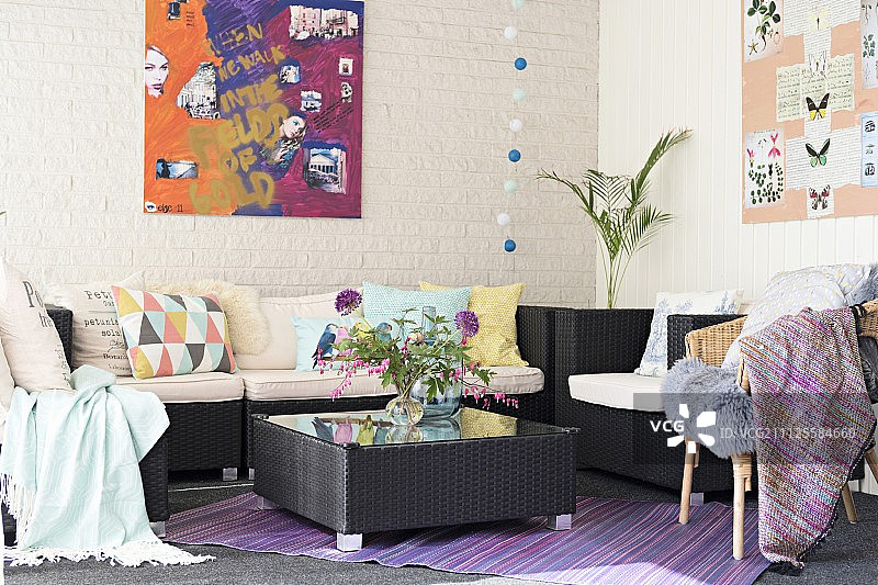 角落里的深色藤沙发和咖啡桌图片素材