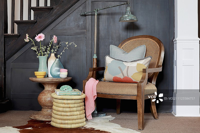 古董扶手椅，旁边是海草凳和圆形石桌图片素材