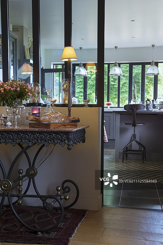 带室内窗的古董金属餐车图片素材