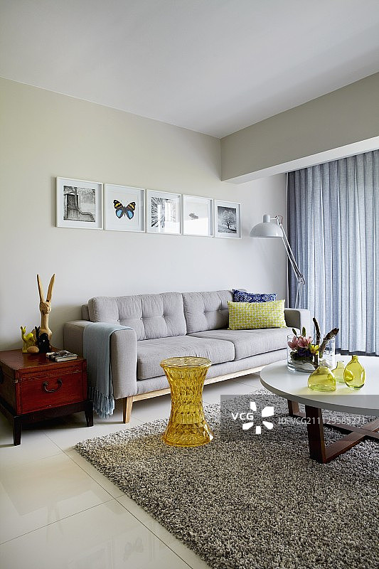 灰色沙发与客厅长绒地毯圆桌图片素材