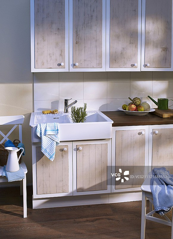 用木纹板翻新的厨房柜门图片素材