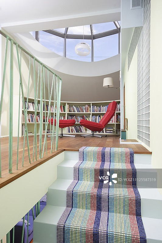 砖石楼梯上的条纹楼梯垫图片素材