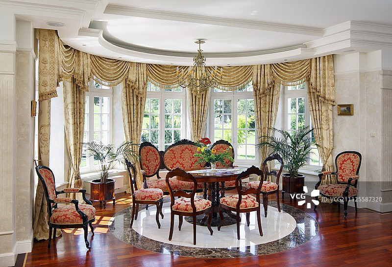 半圆形窗户旁的古典家具图片素材