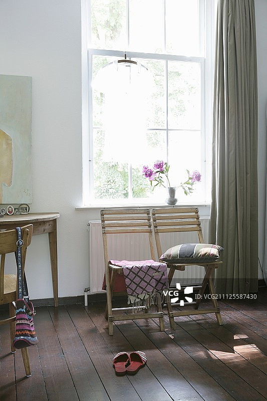 木椅与格子窗边的图案面料靠垫图片素材