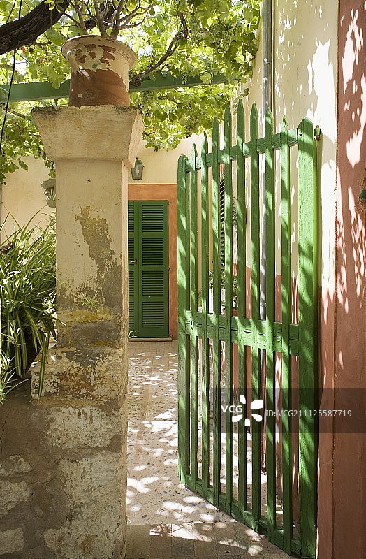绿色的门和地中海前门的景色，周围环绕着赭色图片素材