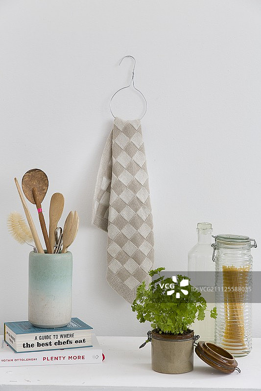 由金属丝衣架制成的毛巾环安装在墙上图片素材