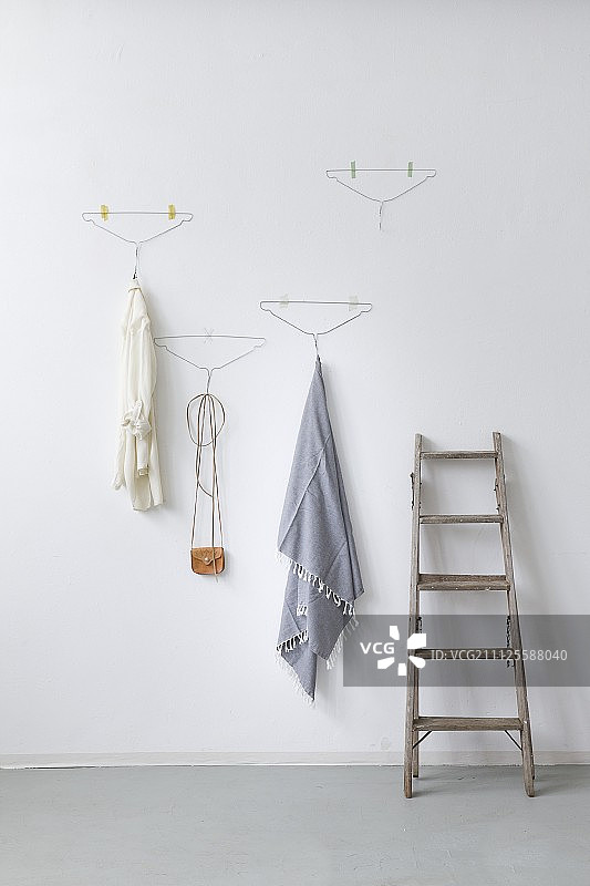 用金属丝衣架制成的简易衣架图片素材