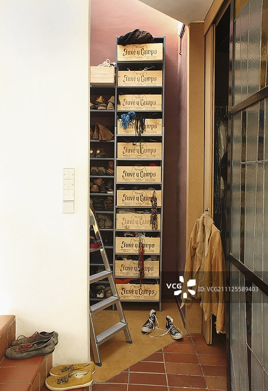 储藏室的葡萄酒箱抽屉鞋服衣柜图片素材