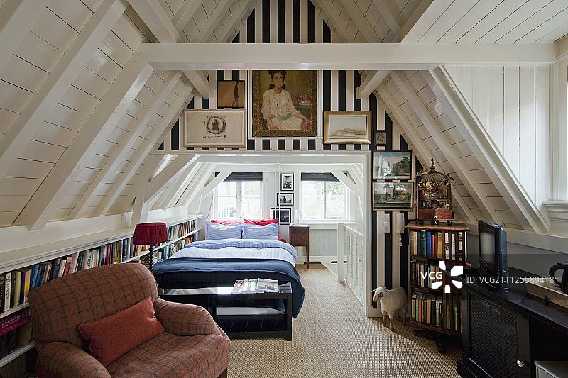 带电视椅的狭窄多功能阁楼房间图片素材