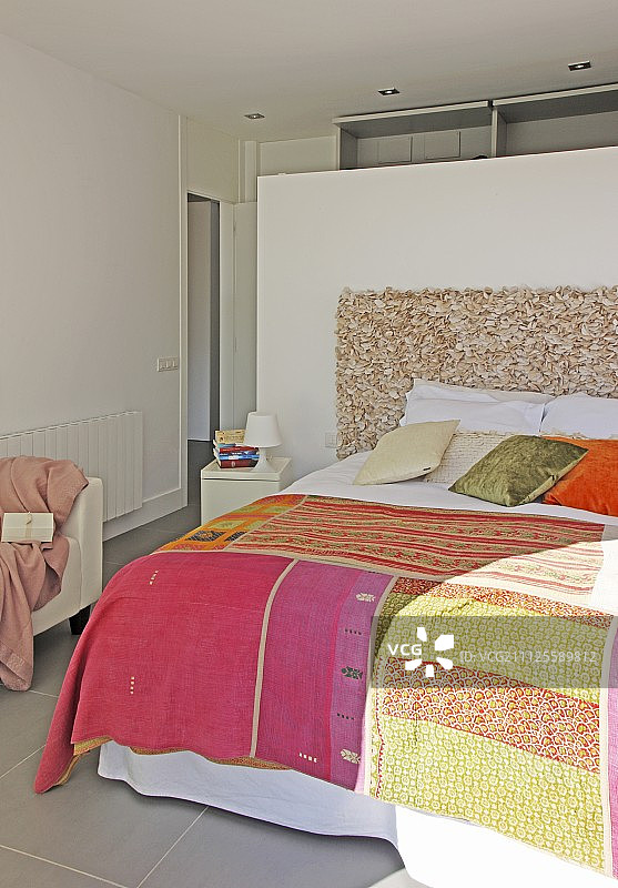 卧室隔断双人床上的拼布床罩图片素材