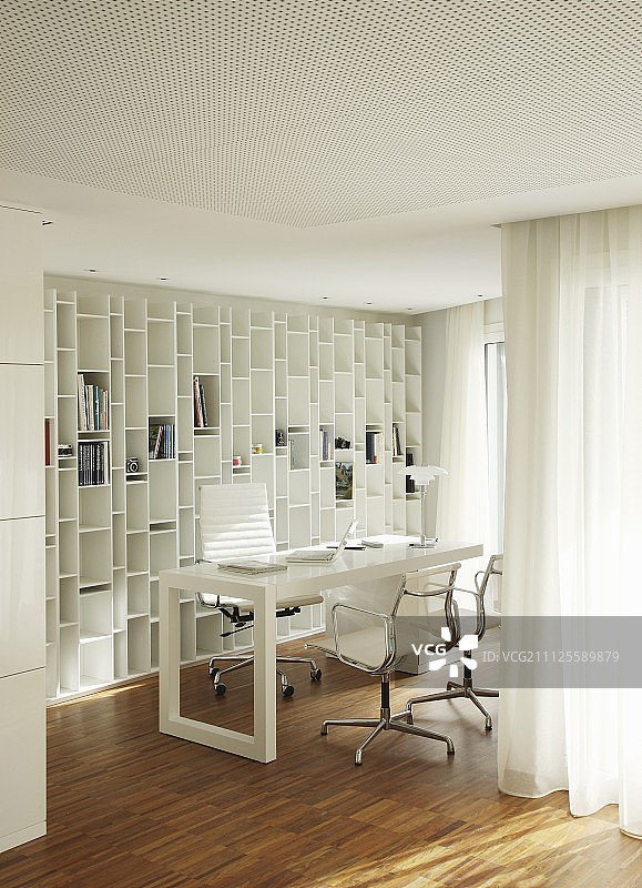 带有伊姆斯铝制椅和白色内饰的工作区图片素材