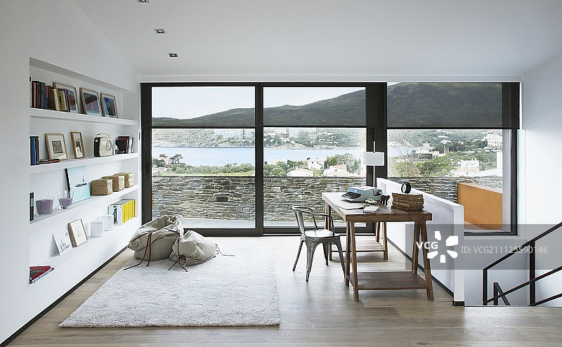 书房壁龛内的复古桌椅和海景照片图片素材