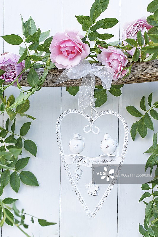 心形金属欢迎牌与玫瑰花环装饰图片素材
