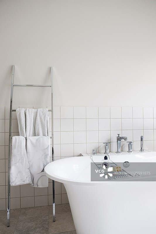 独立式浴缸和不锈钢梯形毛巾架图片素材