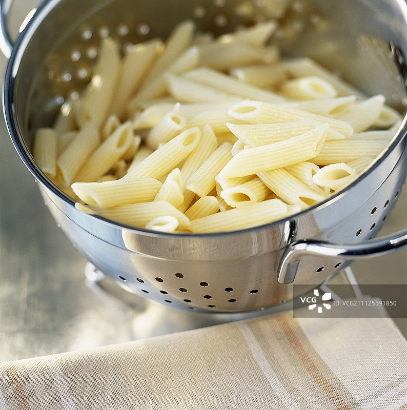 漏勺里的通心粉图片素材