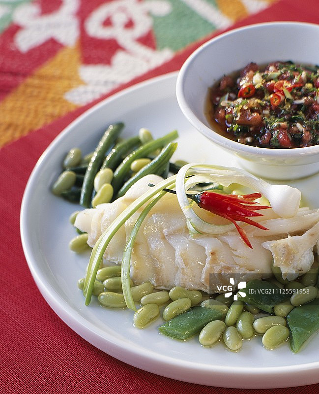 一块配有辣椒酱的鳕鱼图片素材