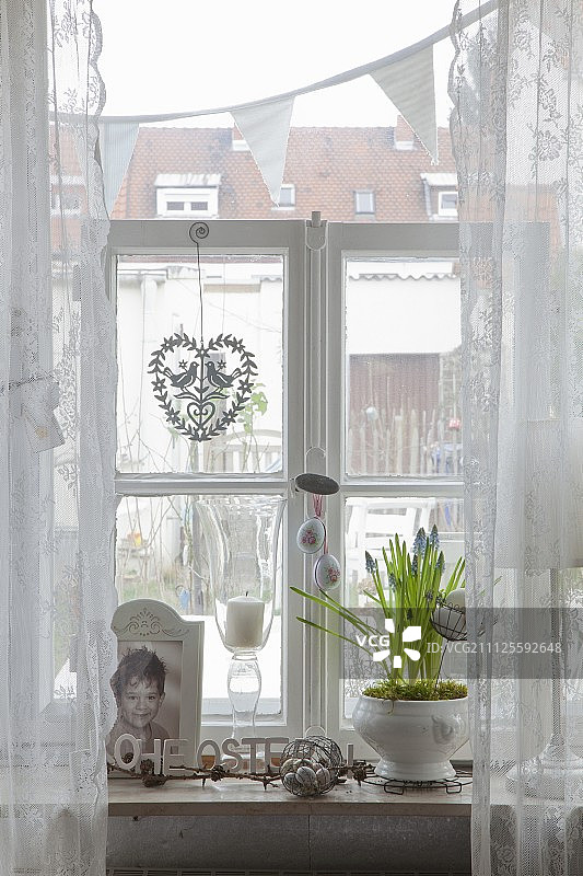 罗马复活节风信子和复活节彩蛋窗台装饰图片素材