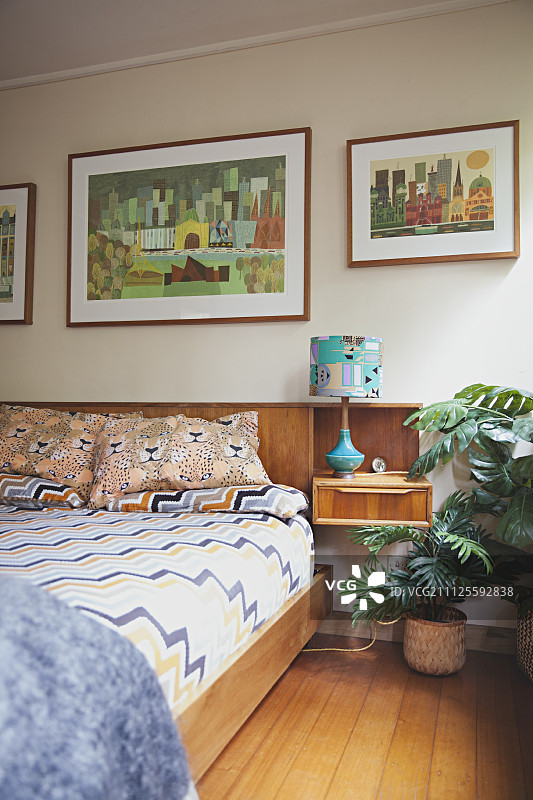 卧室：带木制框架的双人床，床头柜与复古风格床头板融为一体图片素材