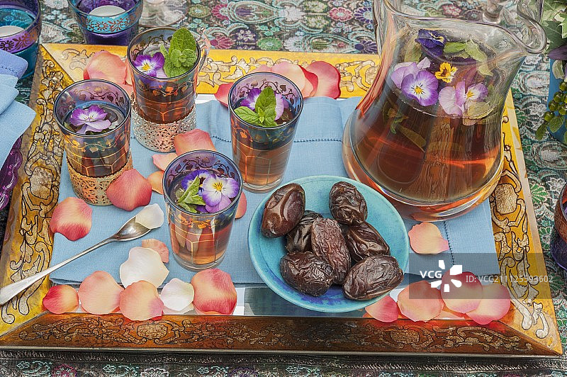 茶杯、水壶和椰枣拼盘图片素材