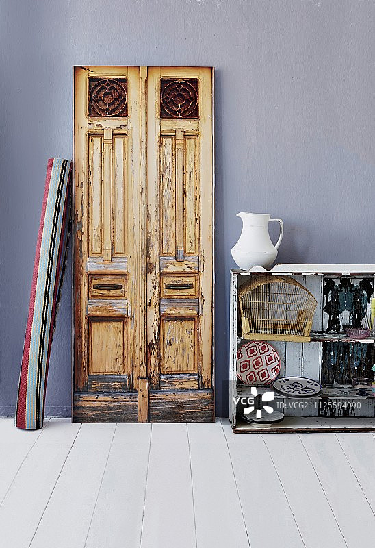 老木门和丁香色墙壁上的部分可见的架子图片素材