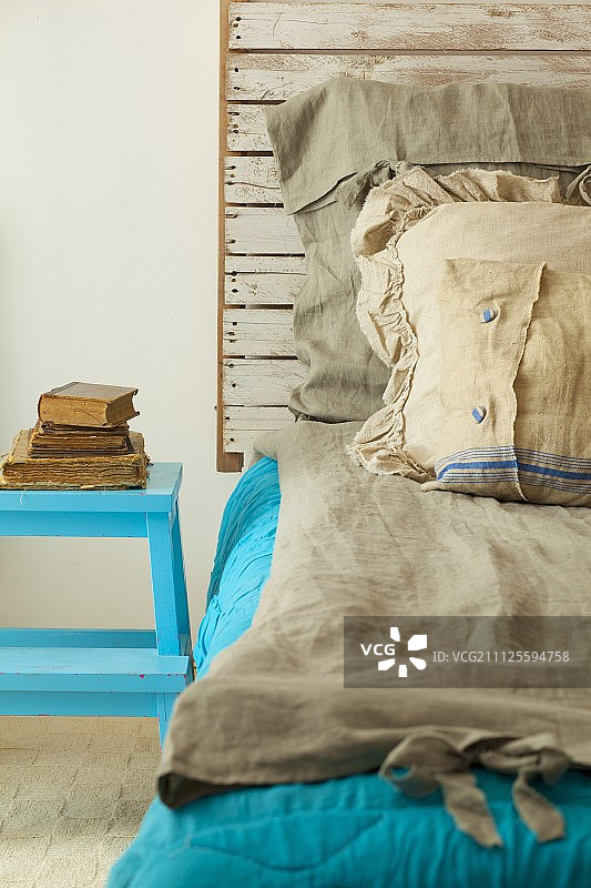 自制乡村风木质床头板复古床铺图片素材