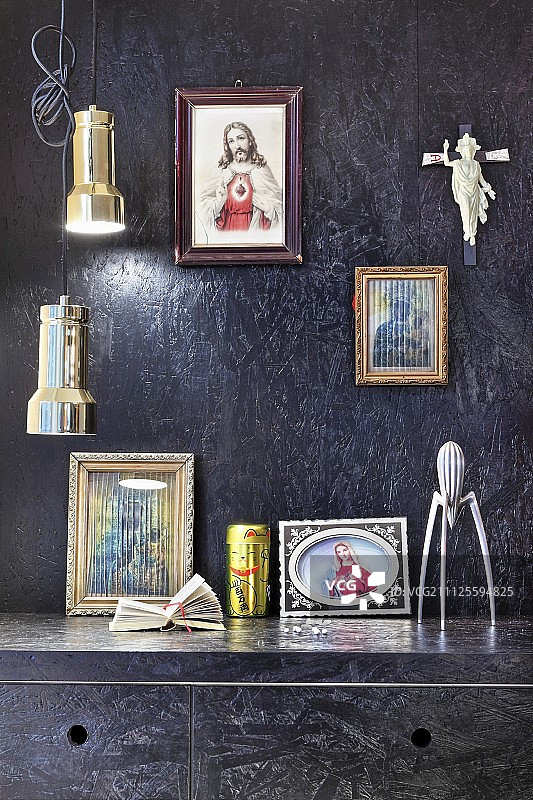 墙壁和厨房橱柜上的黑色涂漆刨花板，宗教图标和吊灯图片素材