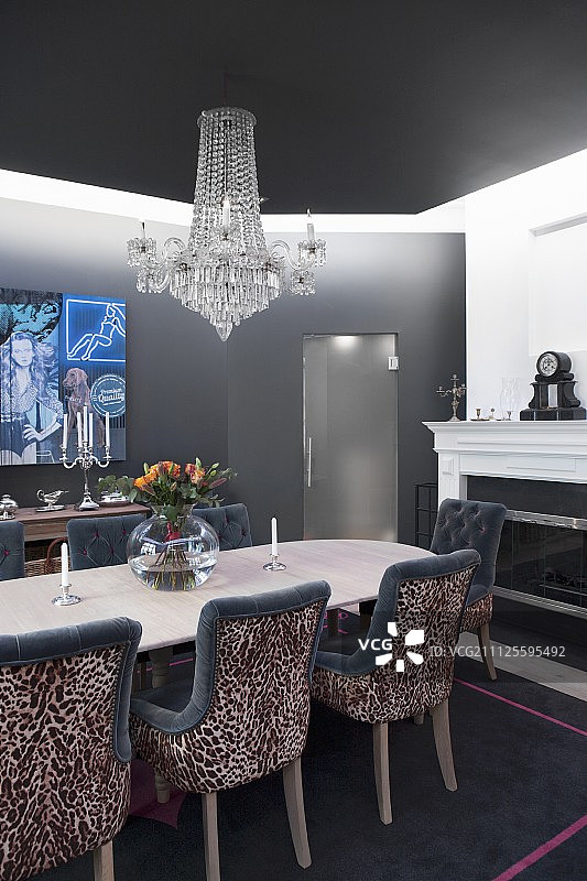 灰色传统风格餐厅中豹纹软包座椅图片素材