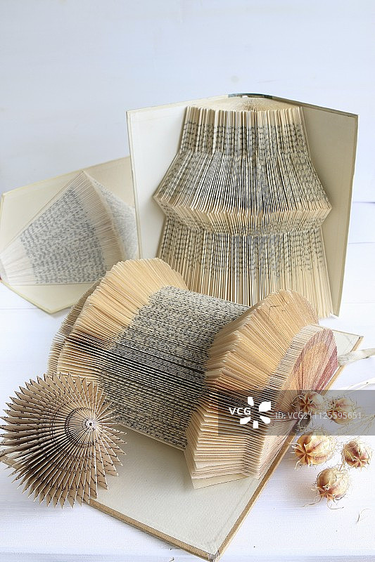 用旧书页折叠制作的手工装饰品图片素材