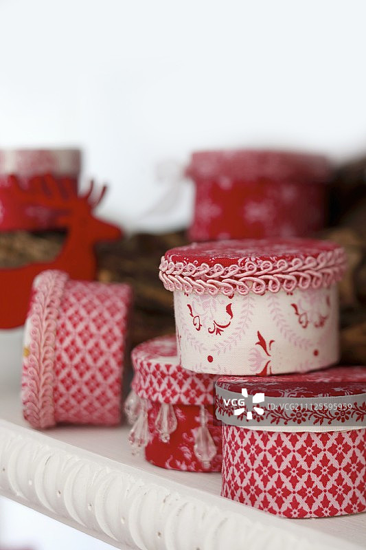 用织物覆盖的马口铁制成的圣诞日历图片素材