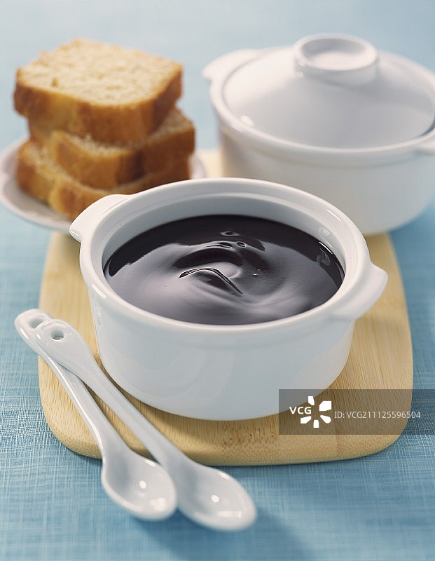 含丰富蛋糕的融化巧克力酱图片素材