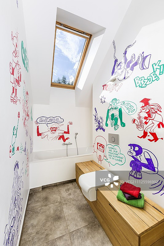 具有漫画风格壁画的现代阁楼浴室图片素材