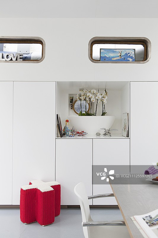 开放式隔间组合柜前的十字形蒲团图片素材