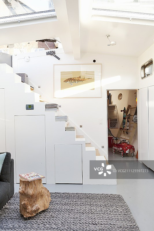 船屋楼梯下拱肩的储物柜图片素材