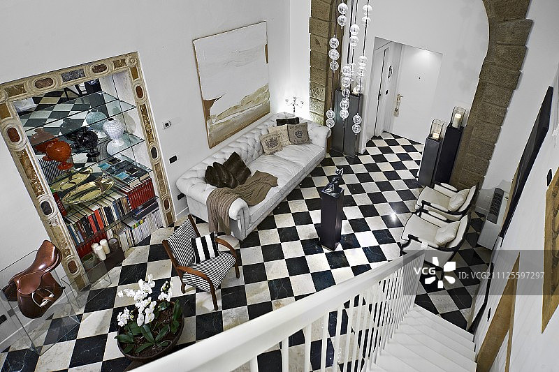 从楼梯望向典雅门厅，内有格子地板和开放式壁龛图片素材