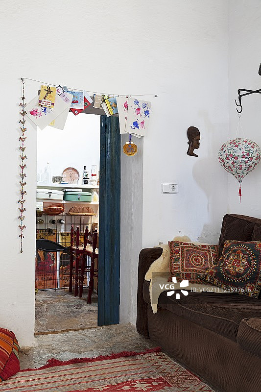 装饰有图画和花环的门旁的沙发图片素材